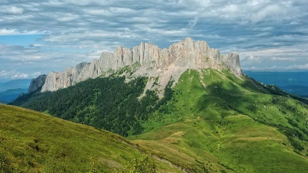 Гора тхач краснодарский край. Гора чертовы ворота адыгея. Природные памятники адыгеи гора тхач. Природный парк большой тхач адыгея. Природный парк тхач.