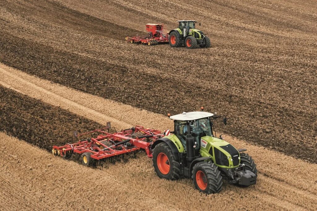 Сх оборудование. CLAAS сельхозтехника 2020. Клаас Аксион 950. Трактор CLAAS Axion 950. Трактор CLAAS Axion 950 в поле.