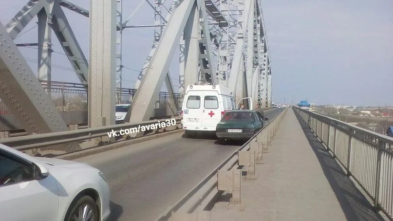 Дтп старый мост. Дтп астрахань старый мост. аварии на старом мосту астрахань. аварии астрахань атырау. старый мост трусова сегодня.