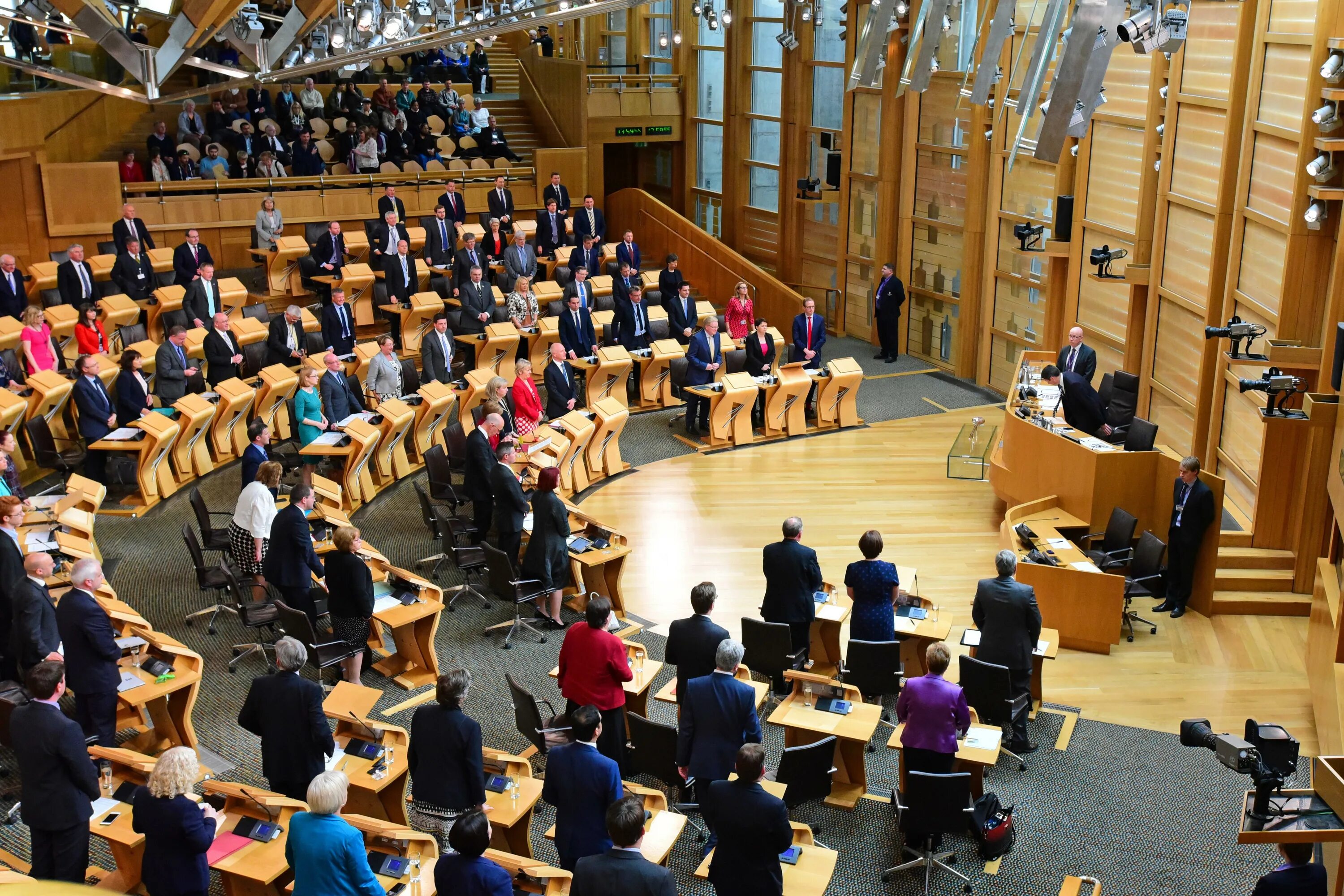 Что исполняет парламент. Шотландский парламент 1999. парламент шотландии в эдинбурге. шотландский парламент 1997. заседание парламента шотландии.