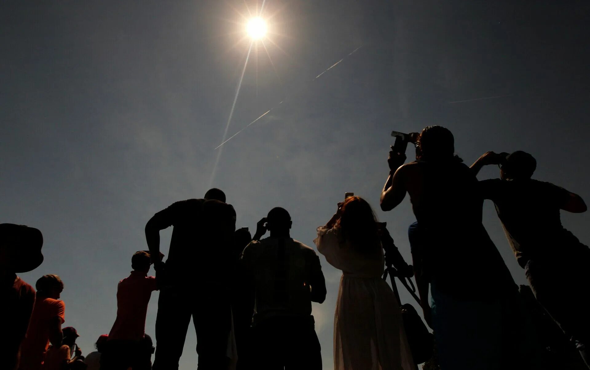Наблюдение солнечного затмения. Люди наблюдающие затмение. Солнечное затмение в городе. Солнечное затмение и человек.