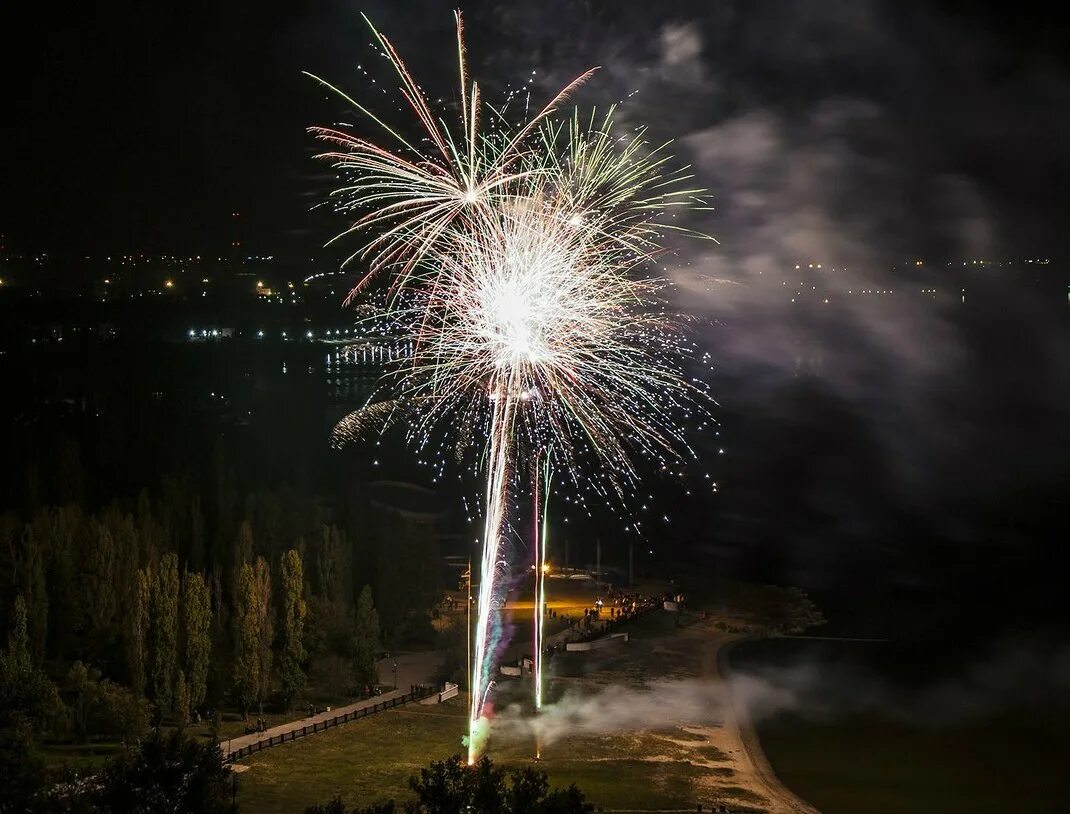 Самбекские высоты баннер. Фейерверк набережная. Фантом таганрог. Салют в таганроге сегодня рождество во сколько. Салют таганрог.