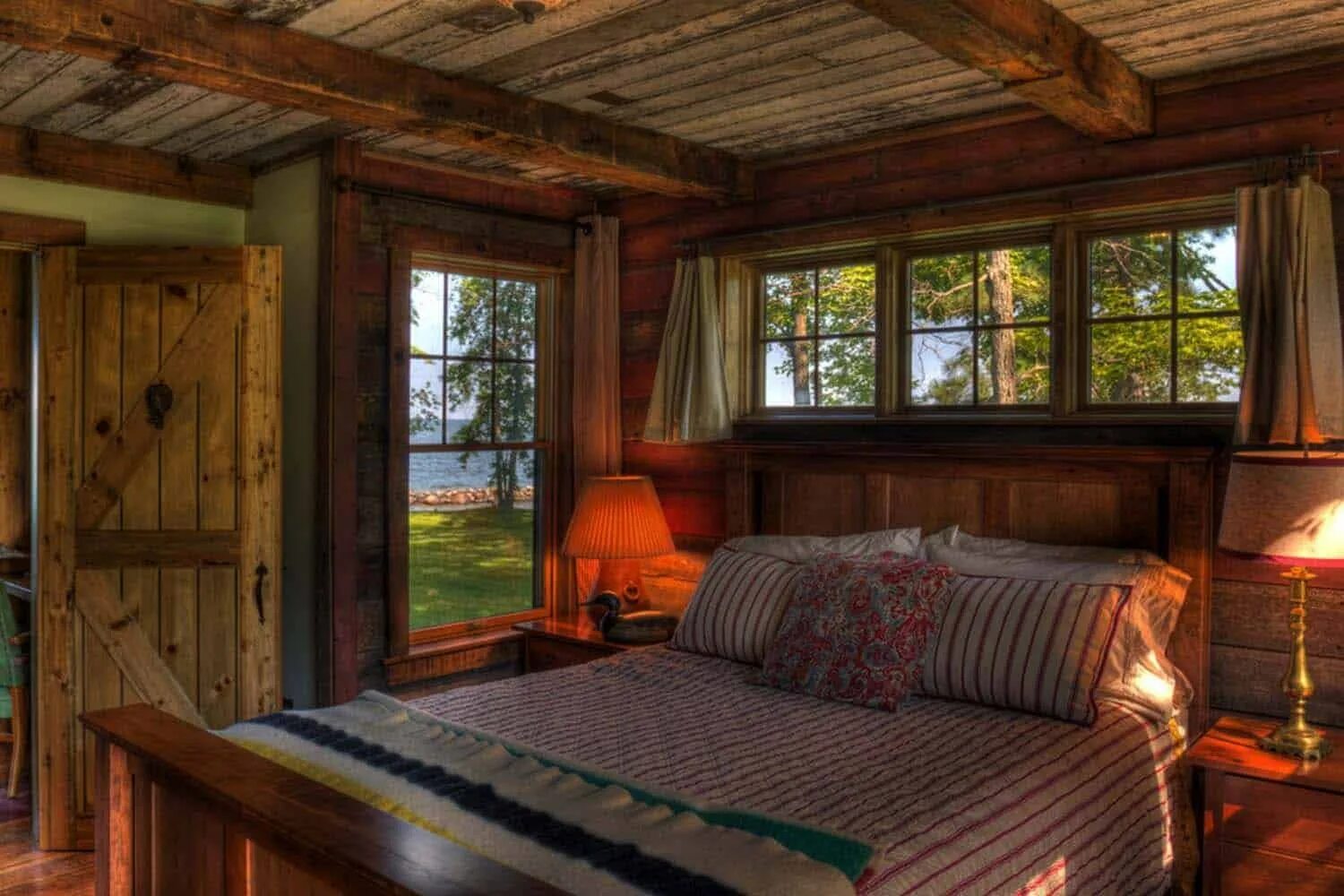 Деревенская комната. Спальня в деревенском доме. Спальня в деревенском домике. Уютный деревянный домик внутри. Уютная спальня в деревенском стиле.