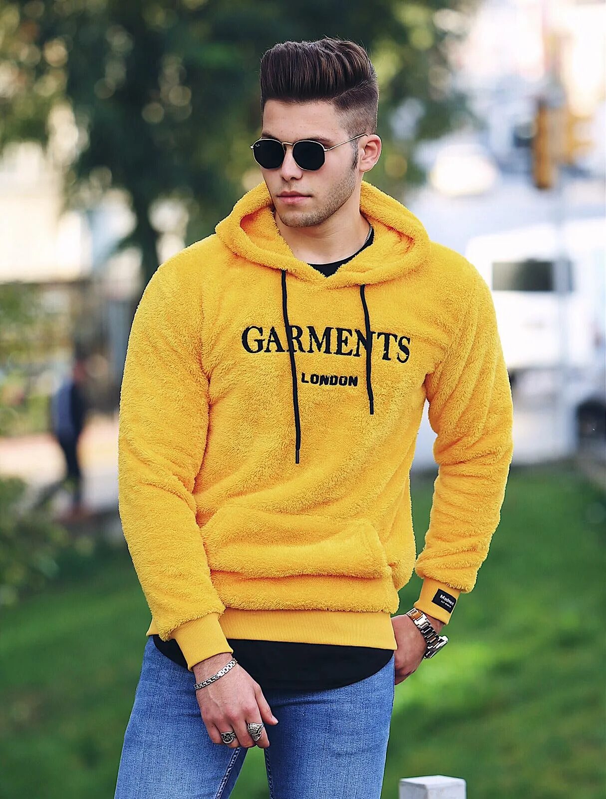 мужская желтая одежда