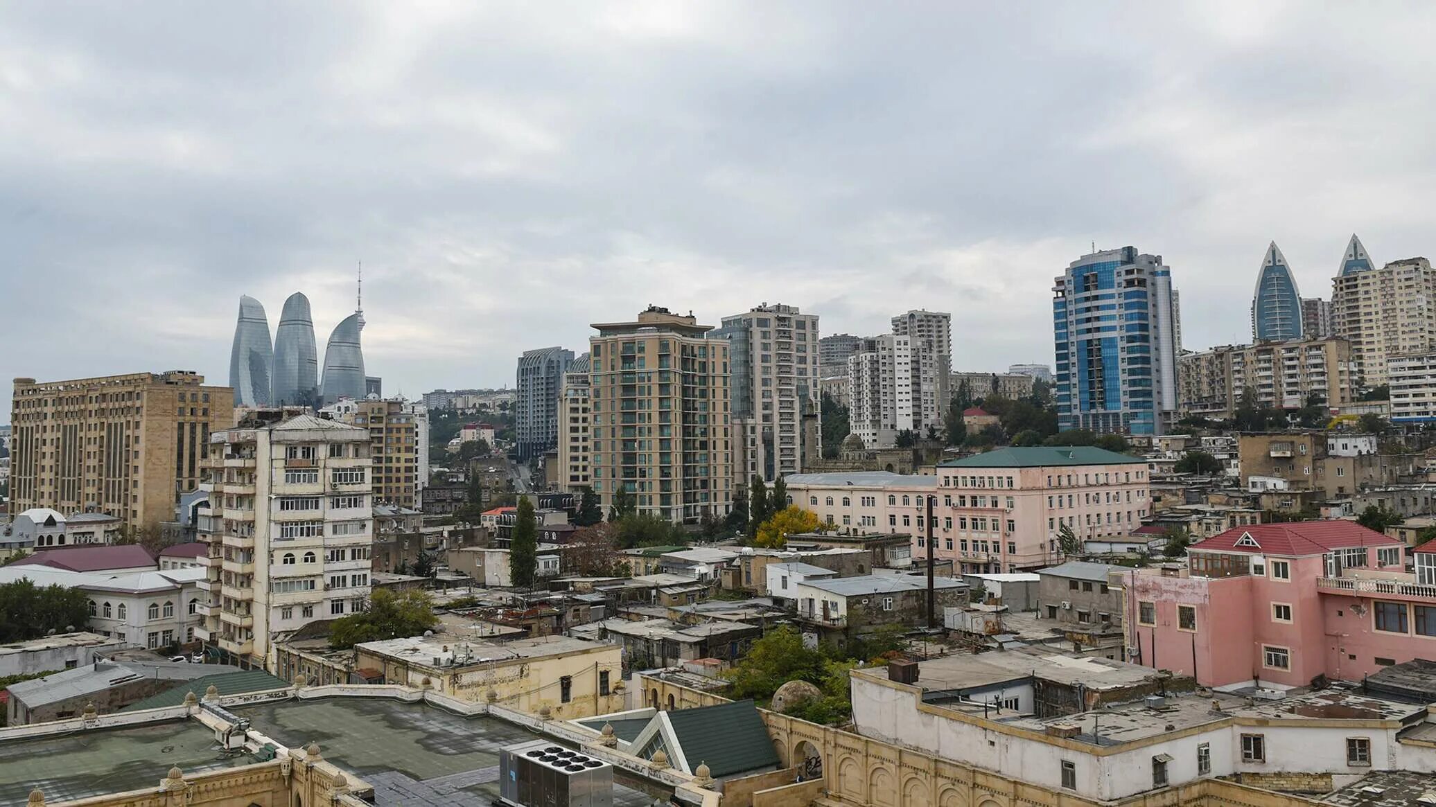 Баку пасмурно. Новый бульвар баку. Погода в баку в августе 2024. Погода в баку в августе 2024. Ветер в баку.