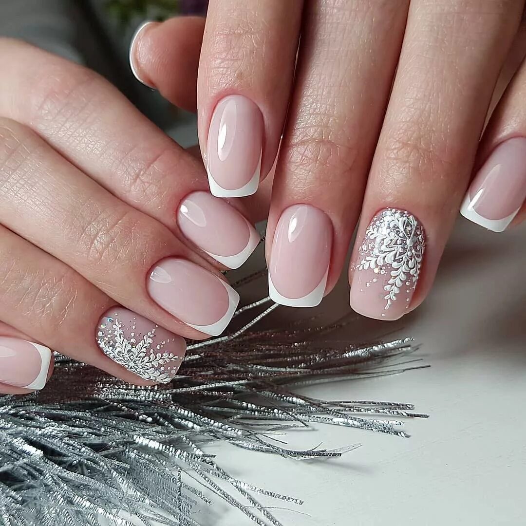 новогодний френч. нежный маникюр с блестяшками. френч 2021-2022. ногти на новый год френч нежные. французский маникюр бежевый.