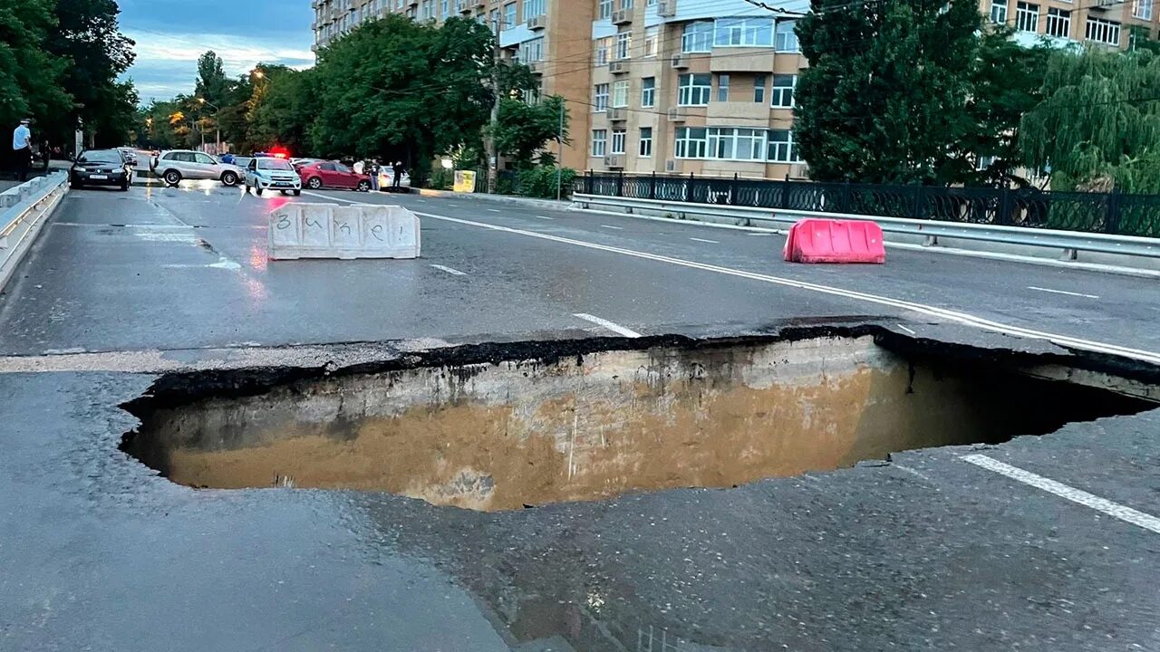 Симферополь мост на улице Толстого. В Симферополе обрушился мост. Мост на Толстого Симферополь провалился. Упавший мост.