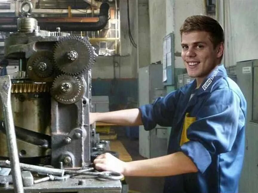 Слесарь-сборщик. Слесарь ремонтник. Работник завода. Слесарь. Женщина на производстве.