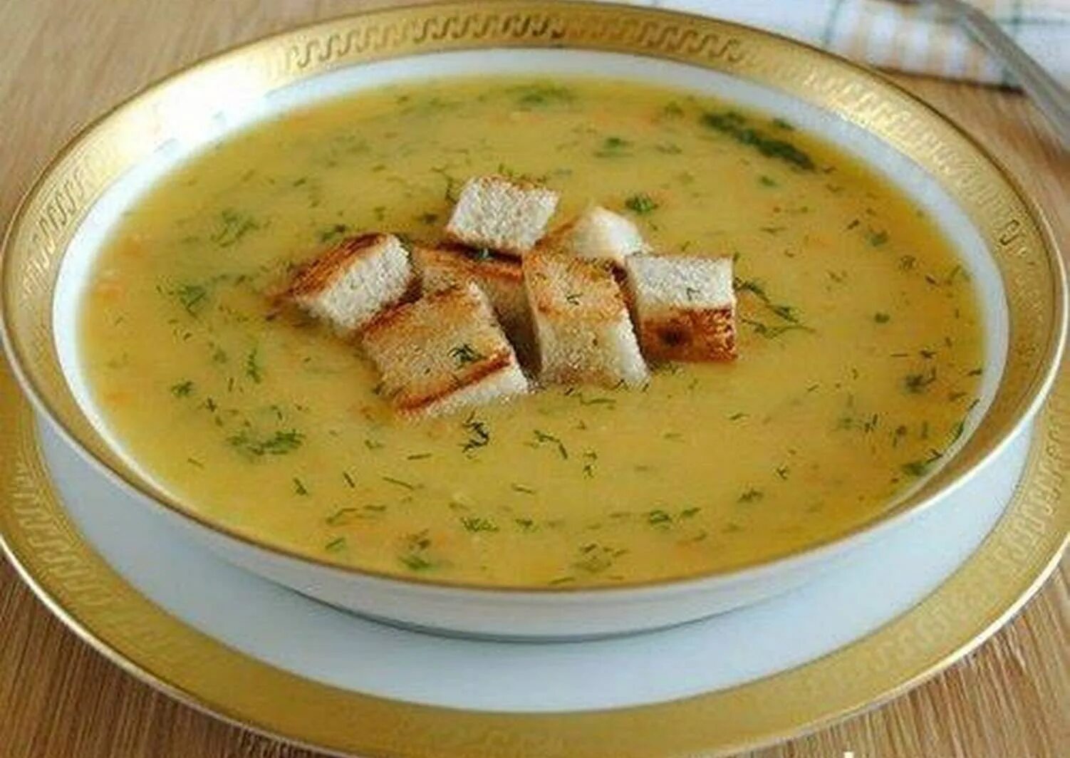 Суп пюре картошка курица. Суп пюре гороховый с гренками. гороховый суп-пюре с сухариками. суп гороховый с гренками. суп крем гороховый с гренками.