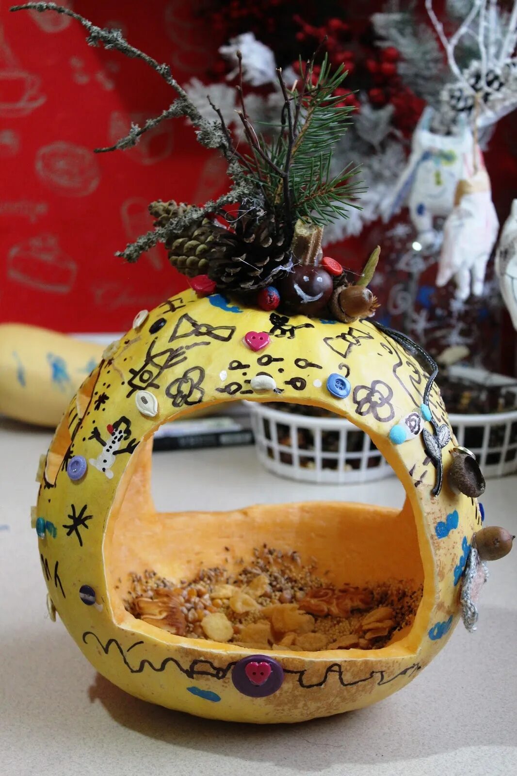 Кормушка для птиц из тыквы своими руками. Кормушка из тыквы для птиц. съедобная кормушка из тыквы. кормушка из тыквы с птичкой. эко кормушка из тыквы.