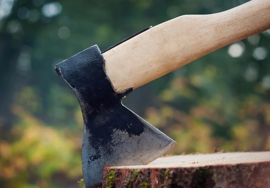 Рубить топором. Топор. Внешний сад стук топора. Стук топора. Топор в бревне.