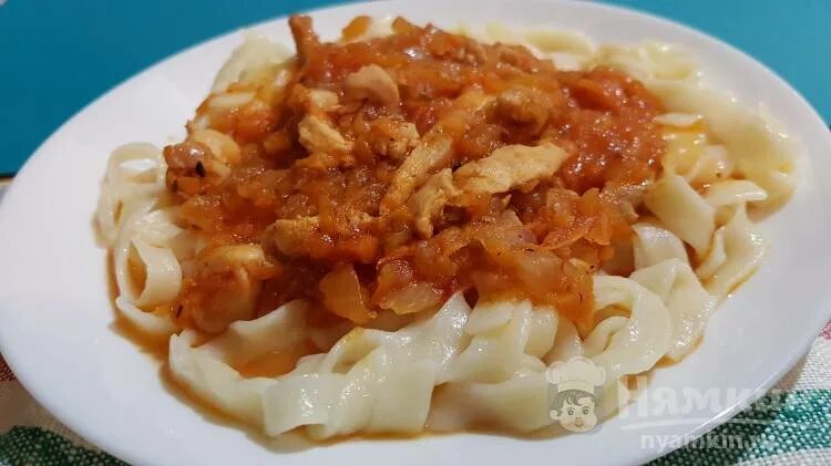 Подлива с филе. Подлив с куринным филе к макорон. подлива из куриного филе с томатной пастой в сковороде. подливка из куриной грудки рецепт к макаронам. как сделать подливу к макаронам с курицей.