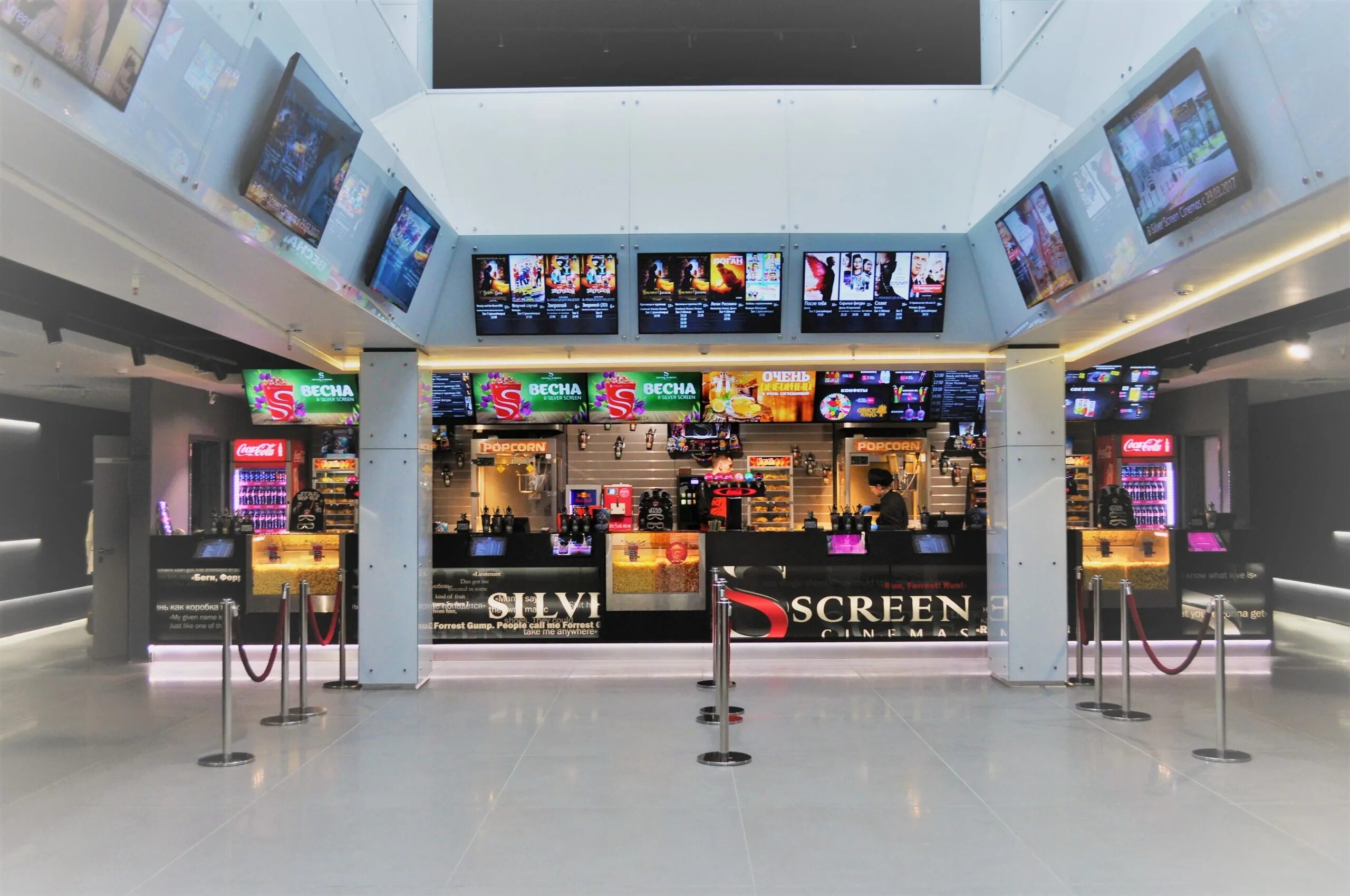 Тц арена кинотеатр. Silver Screen Cinemas в ТРЦ "ARENACITY". Led экран в ТЦ. Большой монитор в ТЦ. Большой экран в ТЦ.