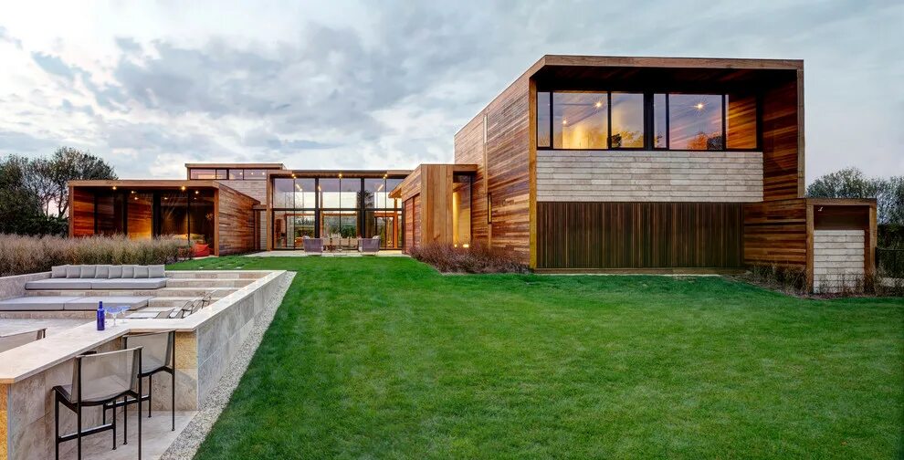 Современные проекты из дерева This designer home is truly luxurious. Its has a modern design architecture that