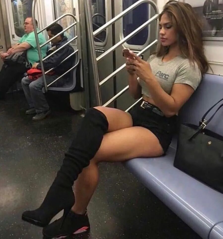 Короткая юбка ляжки. Шикарные девушки в метро. Девушки в общественном транспорте. Ножки девушек в транспорте. Красивые девушки в транспорте.