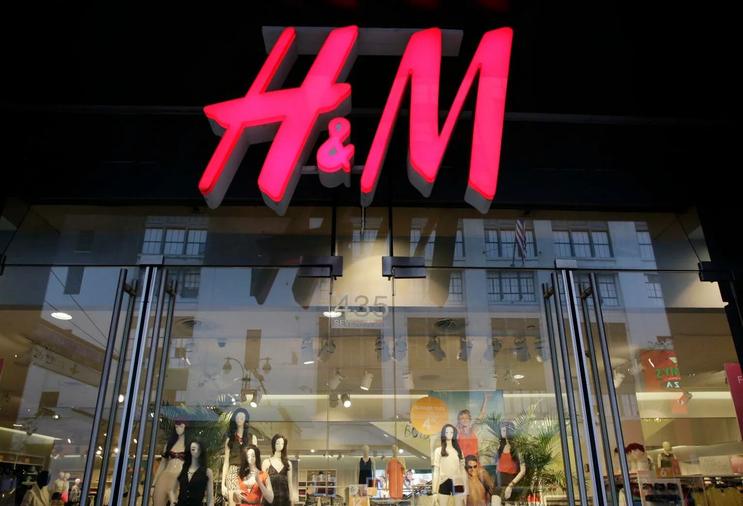 Магазин эйч энд эм. Магазин н m. Одежда фирмы h&m. H M фото магазина. H m shop