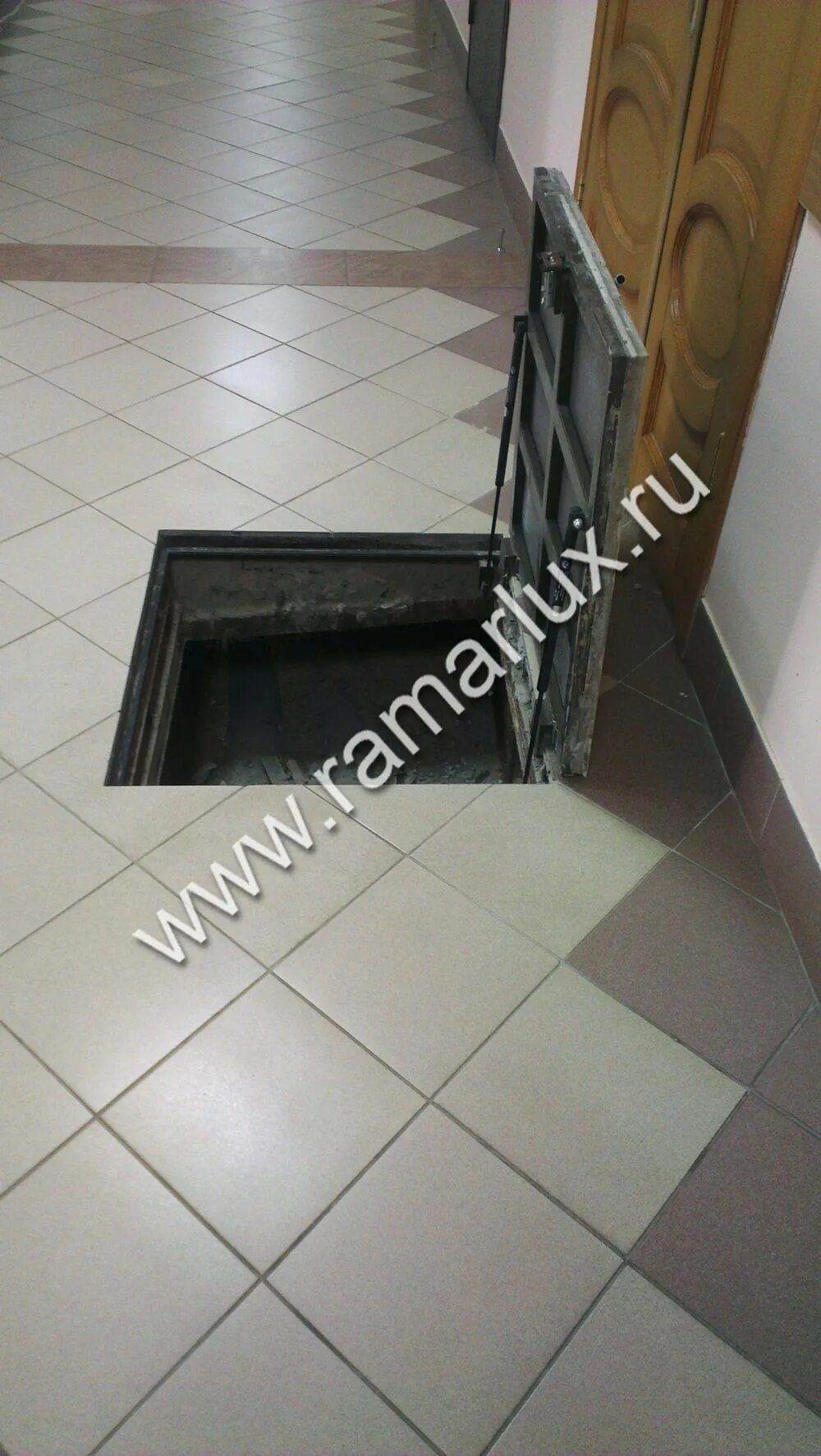 Люк в подвал под плитку. Люк в погреб под плитку. люк в подпол под плитку. напольные люки для погреба в доме. плитка на люк в подвал.