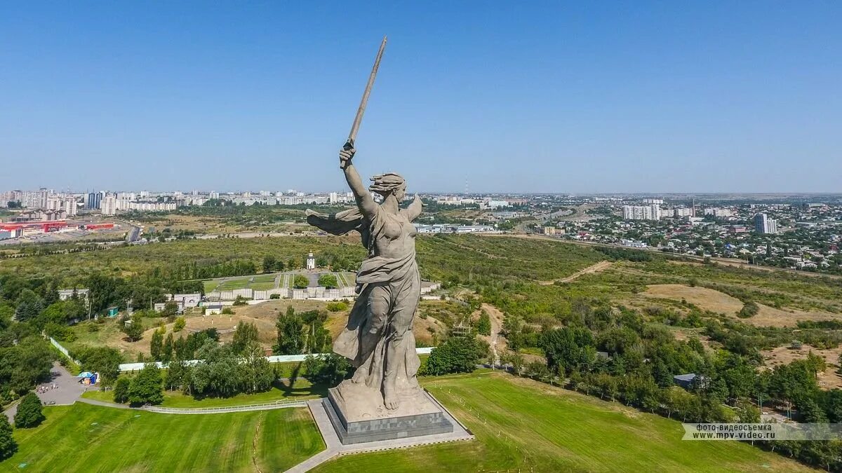 Хозяйство города волгограда. Мамаев Курган Родина мать. Мамаев Курган Волгоград. Мамаев Курган, монумент «Родина-мать».Волгоград.. Храм на Мамаевом Кургане и Родина мать Волгоград.