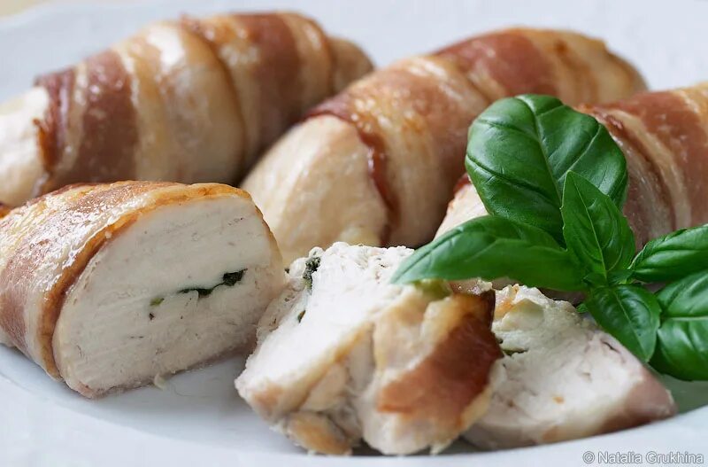Рулет из филе курицы с беконом. Куриное филе в беконе. куриные рулетики в беконе. рулетики с курицей и беконом в сливках. куриный рулет с беконом и грибами.