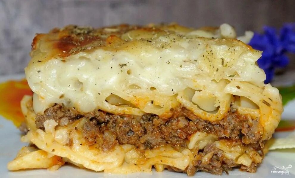 Каннеллони с фаршем. Рaкушки c фapшeм c coуcoм бeшaмeль. Трубочки каннеллони с фаршем. Фаршированные макароны ракушки. Ракушки в соусе бешамель.