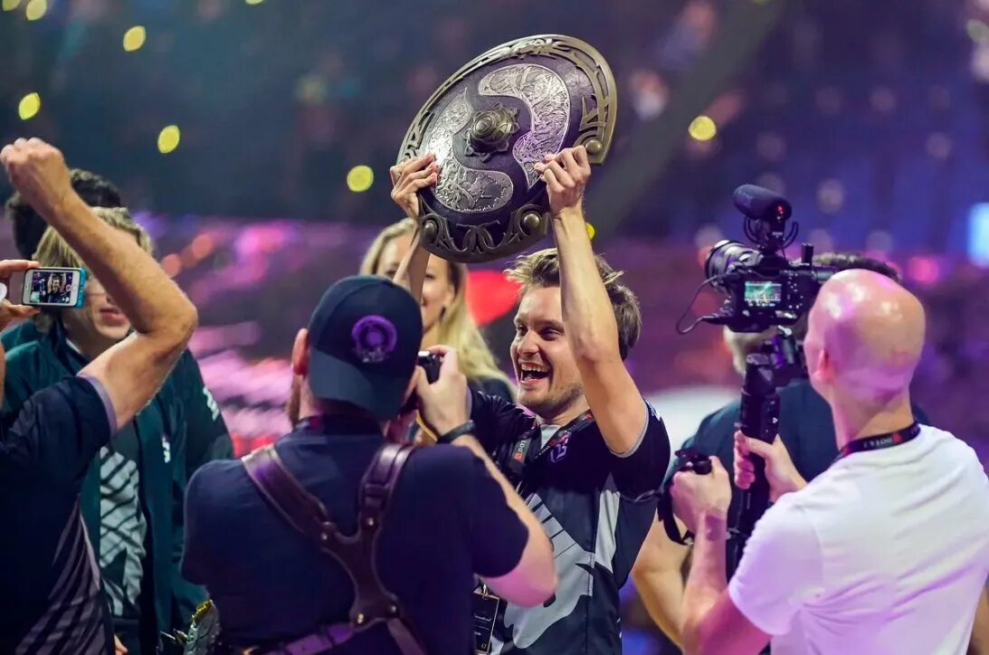 Какой был интернешнл. Кубок international dota 2. аегис интернешнл 2019. аегис дота 2. кубок интернешнл дота 2.