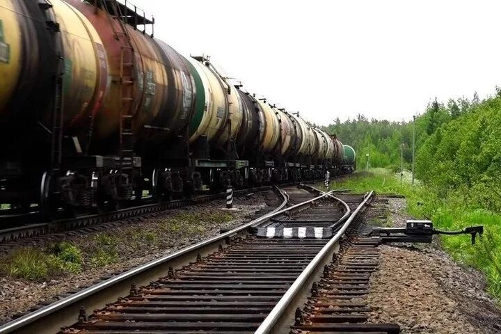 Минирование грузового поезда. Грузовой поезд. товарный поезд. как выглядят товарные поезда. поезд товарный едет.