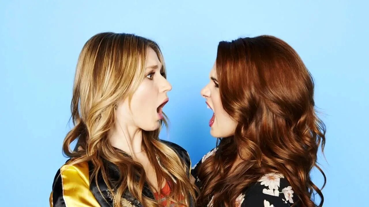 Faking bad. Фальсификация сериал 2014–2016. эми и карма. faking it сериал. притворись сериал.
