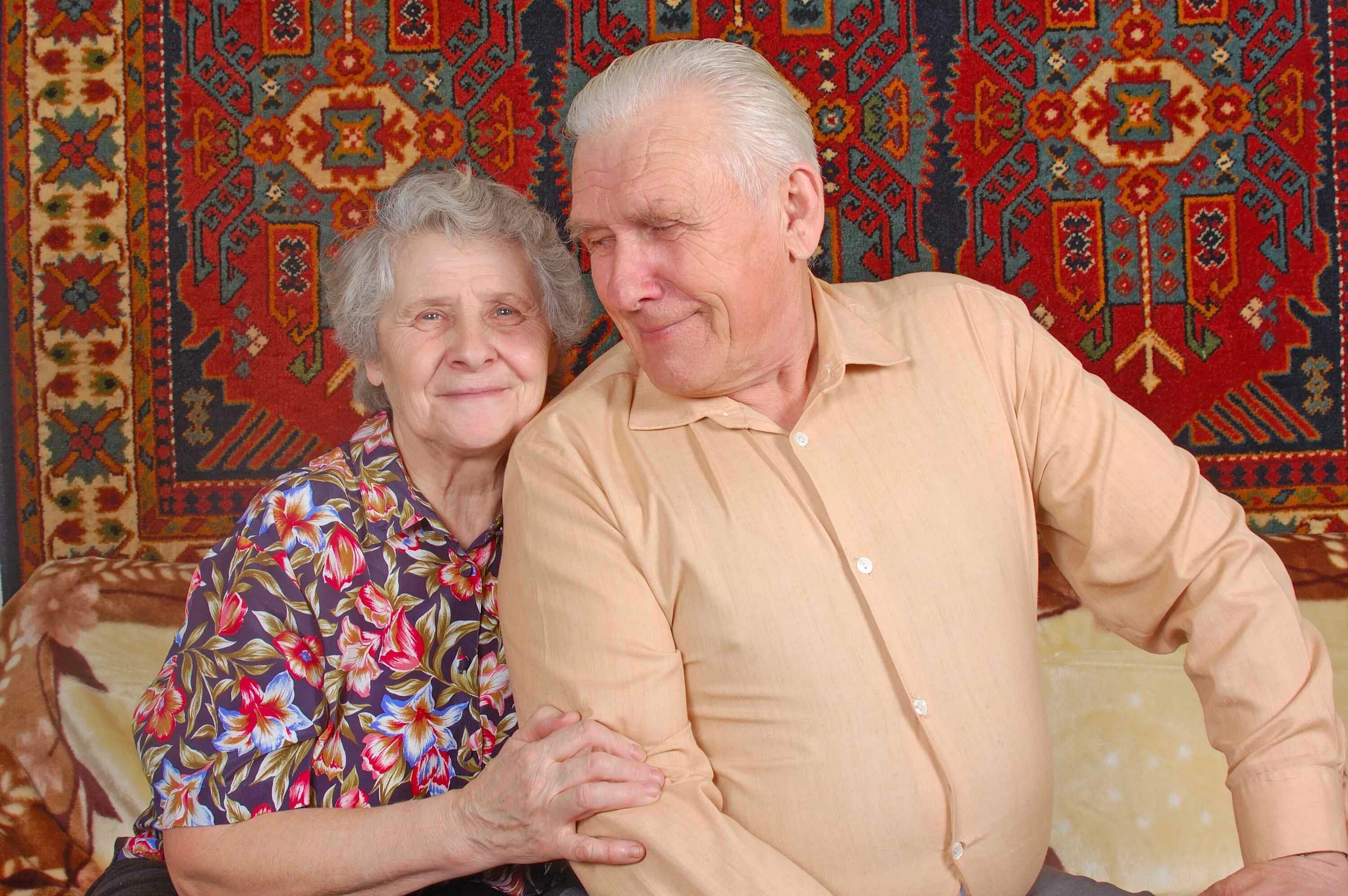 Счастливые пенсионеры. Пожилые люди в России. Бабушка и дедушка. Пожилые родители.