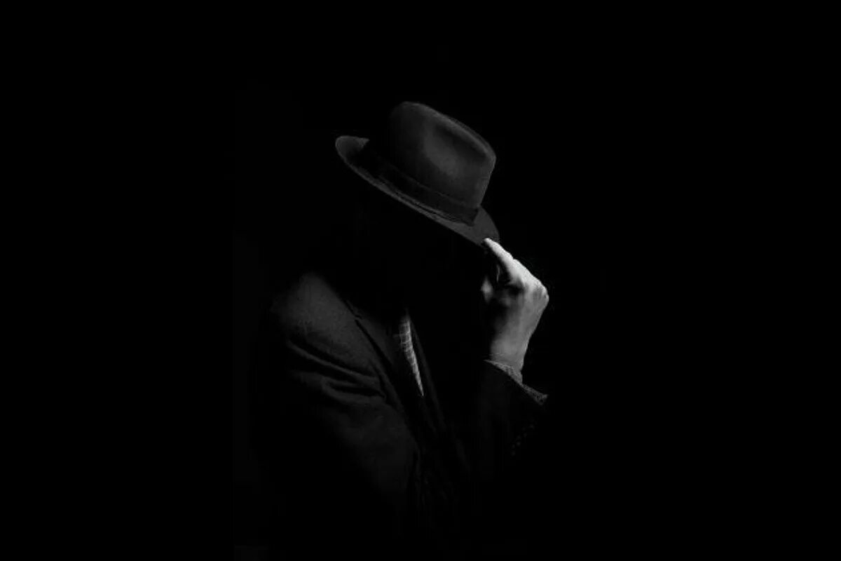 Тень мужчины. Человек в шляпе без лица. Человек в плаще и шляпе. Скрытый человек в шляпе. Человек в черной шляпе.