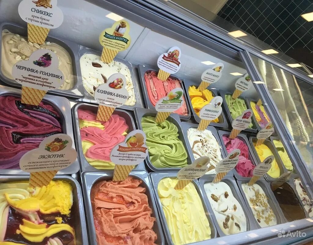 Витрина с мороженым. Продаётся в магазинемороженое. Мороженое магазинное. 33 пингвина ларек. Выкладка мороженого.