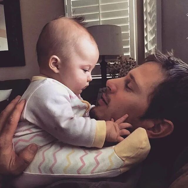 Детям о папе. Папа и малыш. Папа с дочкой в красивом платье. Красивые папины. Мужчина с ребенком за руку.