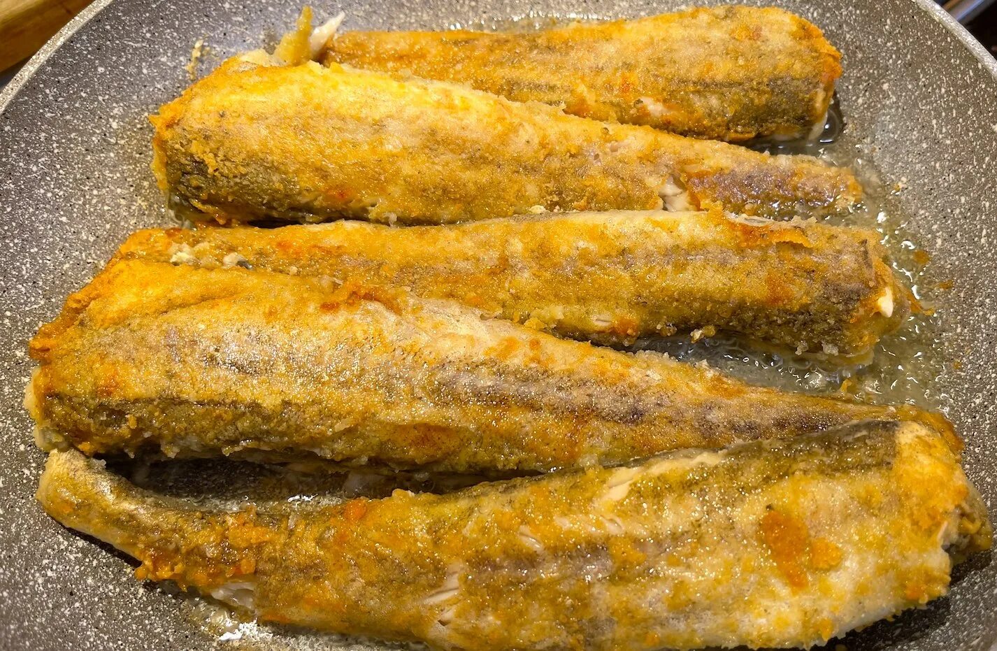 Жареная рыба по бухарски. Как вкусно пожарить минтай. Минтай жареный. Минтай креветочный что это. Пожарить минтай видео.