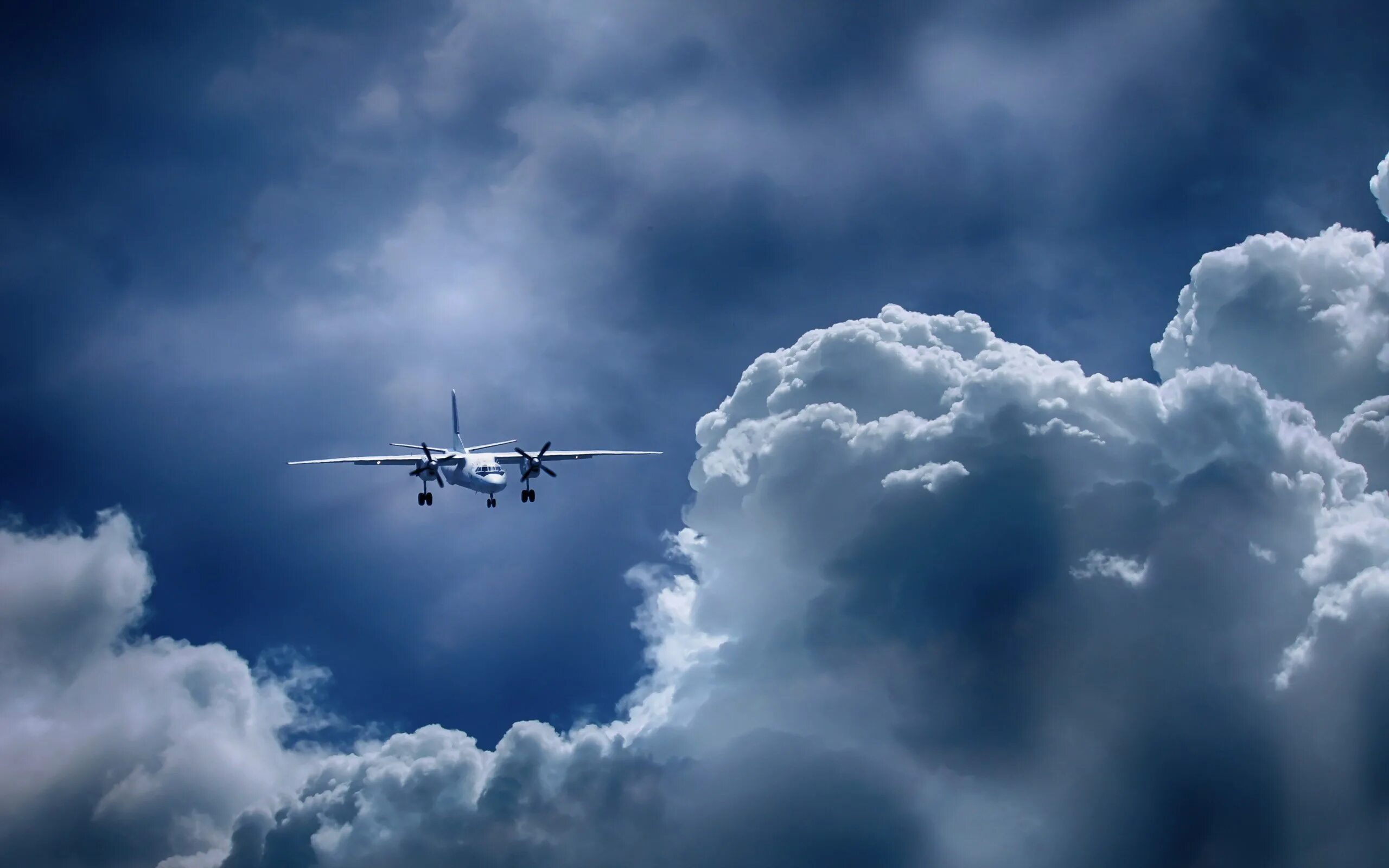 Самолет в небе. Небо облака самолет. Самолет в облаках. Самолет над облаками. Полет самолета вертикально