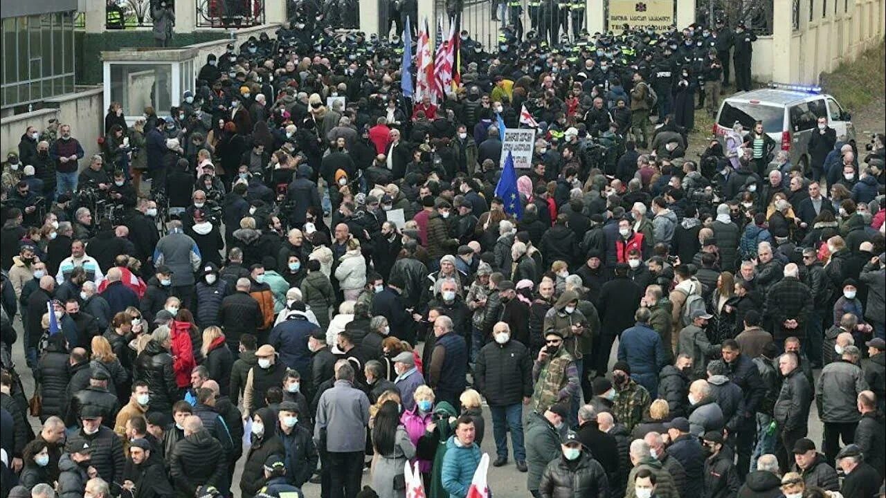 Грузины 2023. Митинг Саакашвили. Протесты в Грузии. Саакашвили протесты. Толпа у суда.