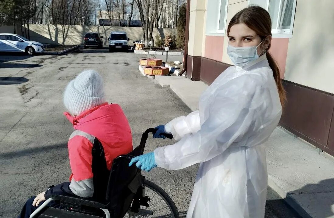 Паллиативная помощь волонтеры. Волонтеры в хосписе. Окружающая среда пациента. Волонтеры навестили. Волонтеры паллиативной помощи.