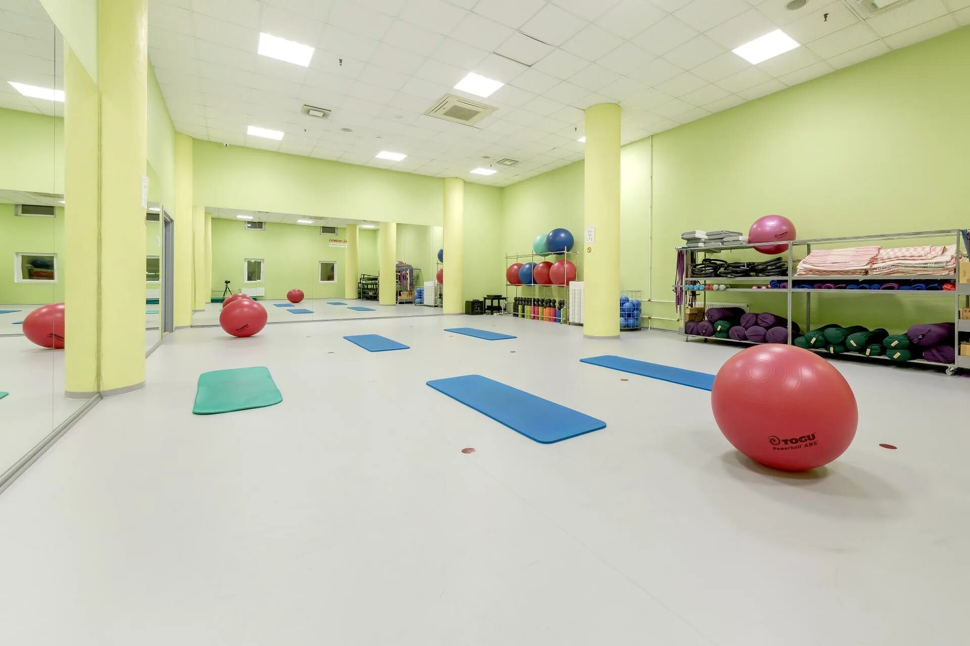 Новая лига сущевский вал 56. Фитнес новая улица. Fitness one новая рига. Дизайн фитнес студии. Фитнес новая улица.