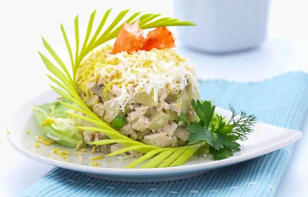 Подача салата мясной. Салат столичный. салат столичный оформление. салат мясной подача. салат столичный ресторанная подача.