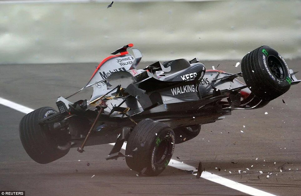 Look that car over there crash. MCLAREN f1 crash. Coulthard Weel.