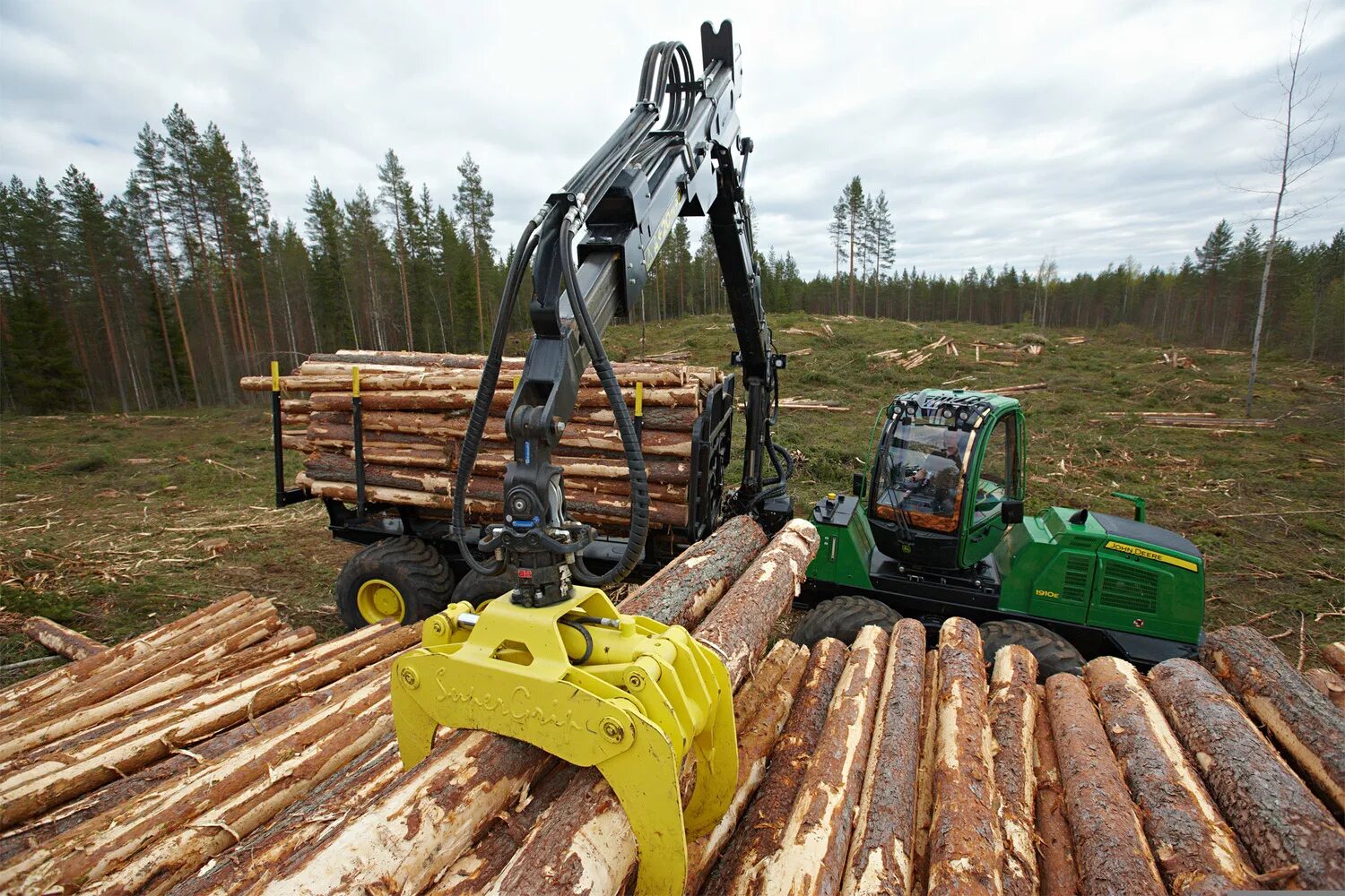 Форвардер John Deere 1110d. JD 1910 форвардер. Лесовоз John Deere 1910e. John Deere 1510 форвардер. Лесозаготовка страны