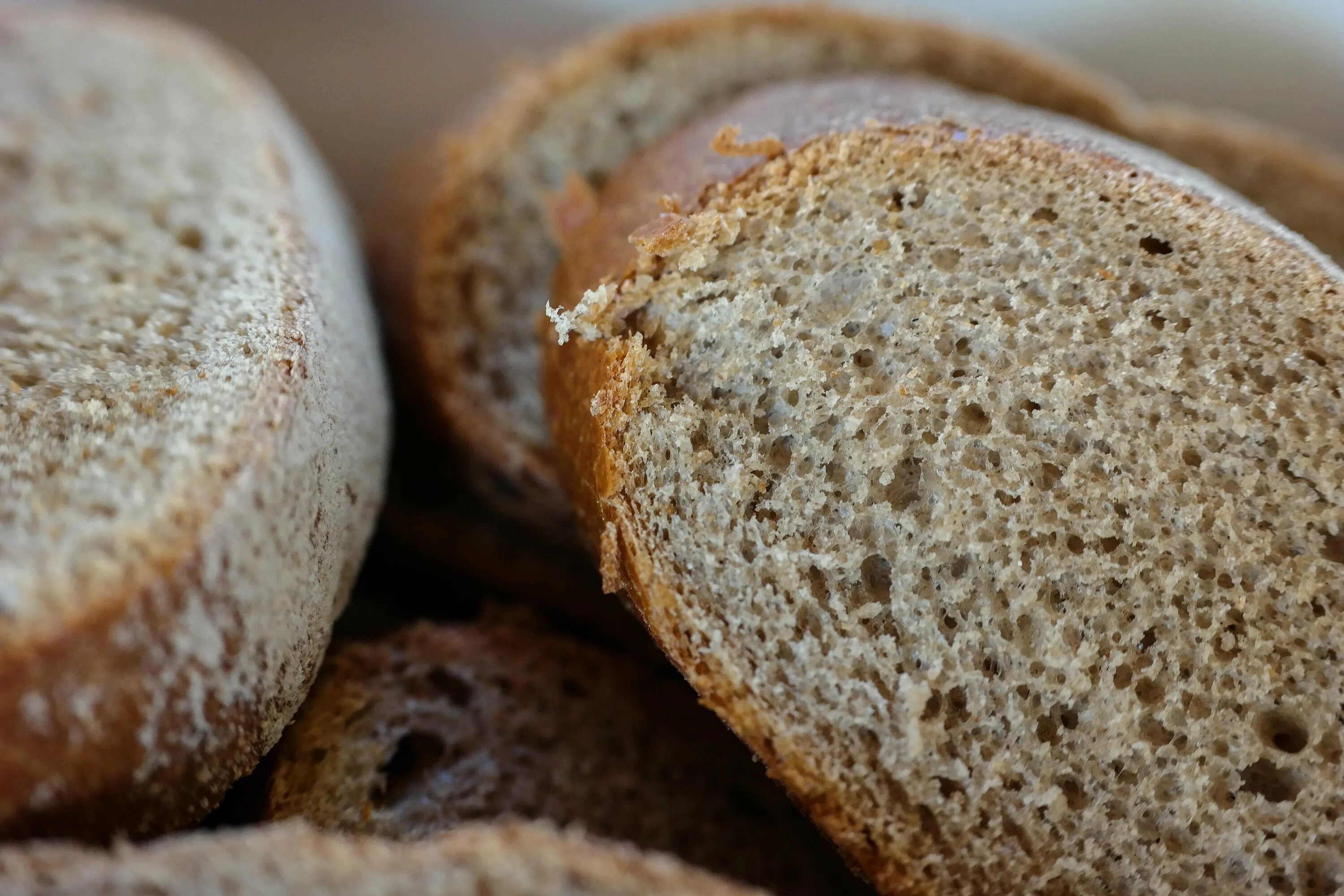 Хлеб. Коричневый хлеб. Кусок ржаного хлеба. Хлебобулочные изделия макро. Черный хлеб для волос