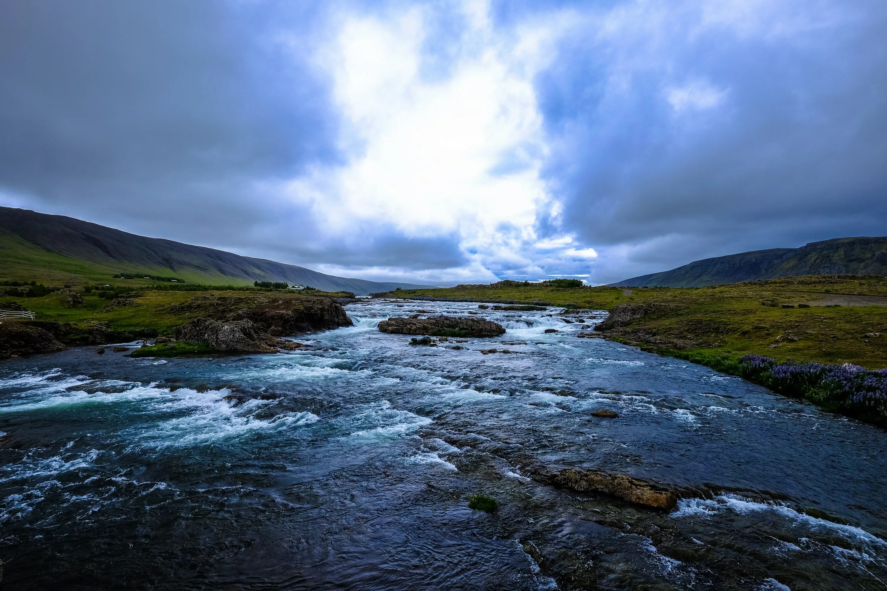 Воздух быстрая река. Река. Реки Исландии. Водные ресурсы фото. Фото водные пространства.