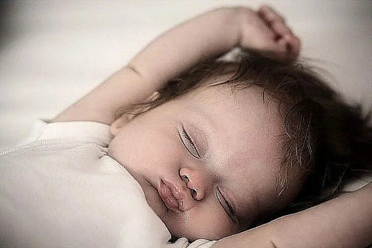 Спокойной ночи с белыми розами. Малыш проснулся. Про сон. Прелесть сна. Девушка красиво спит.