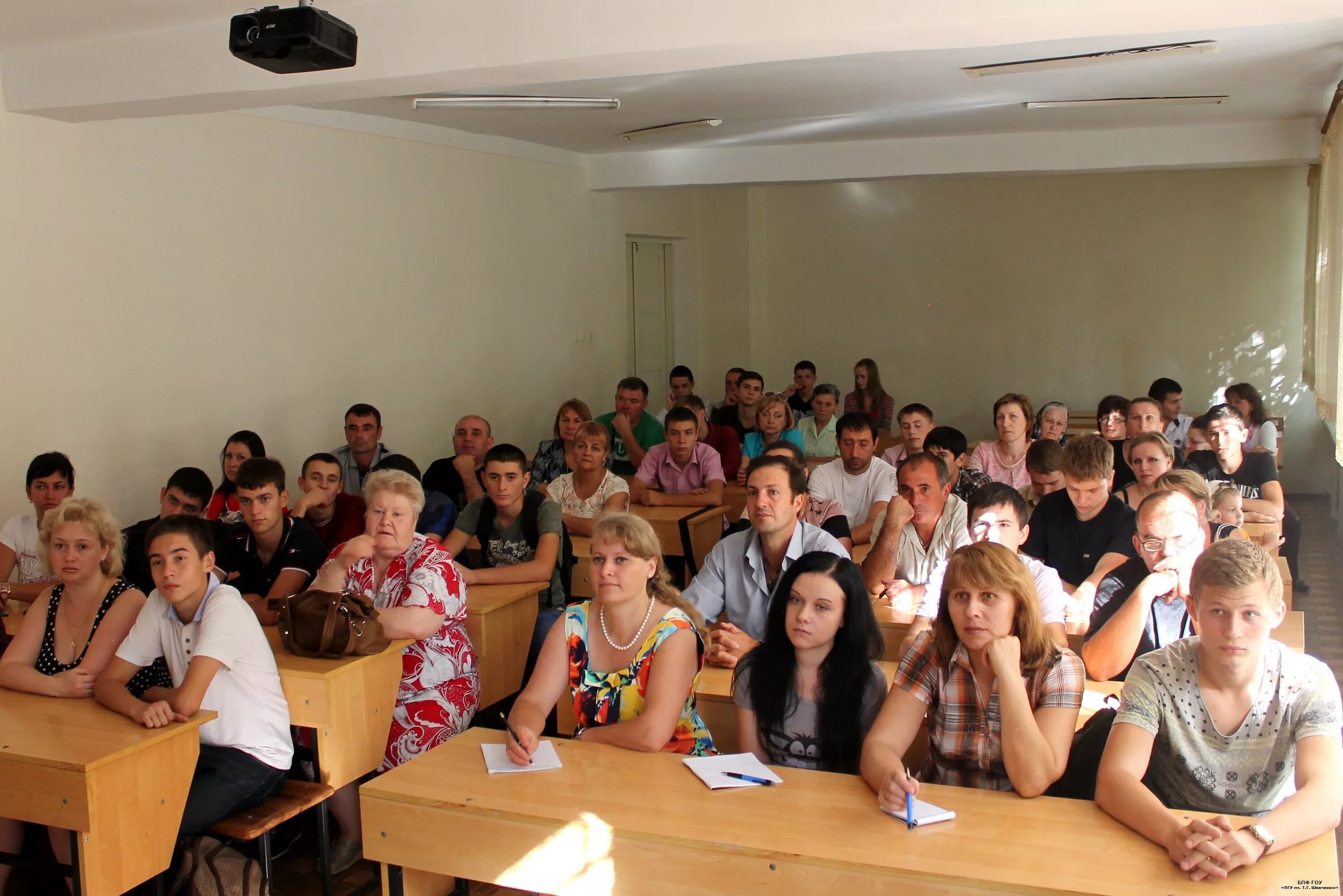 воспитатель с родителями. тема родительского собрания компьютер. собрание отцы и дети. фото родительского собрания в детском саду. педагог-педагог.