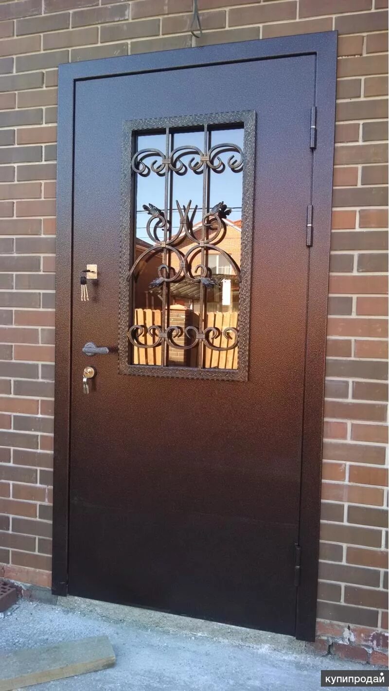 Металлическая дверь с окном. Входная дверь в частный дом. Железная дверь входная в дом своими. Входная дверь в дом. Дверь входная металлическая кованная.