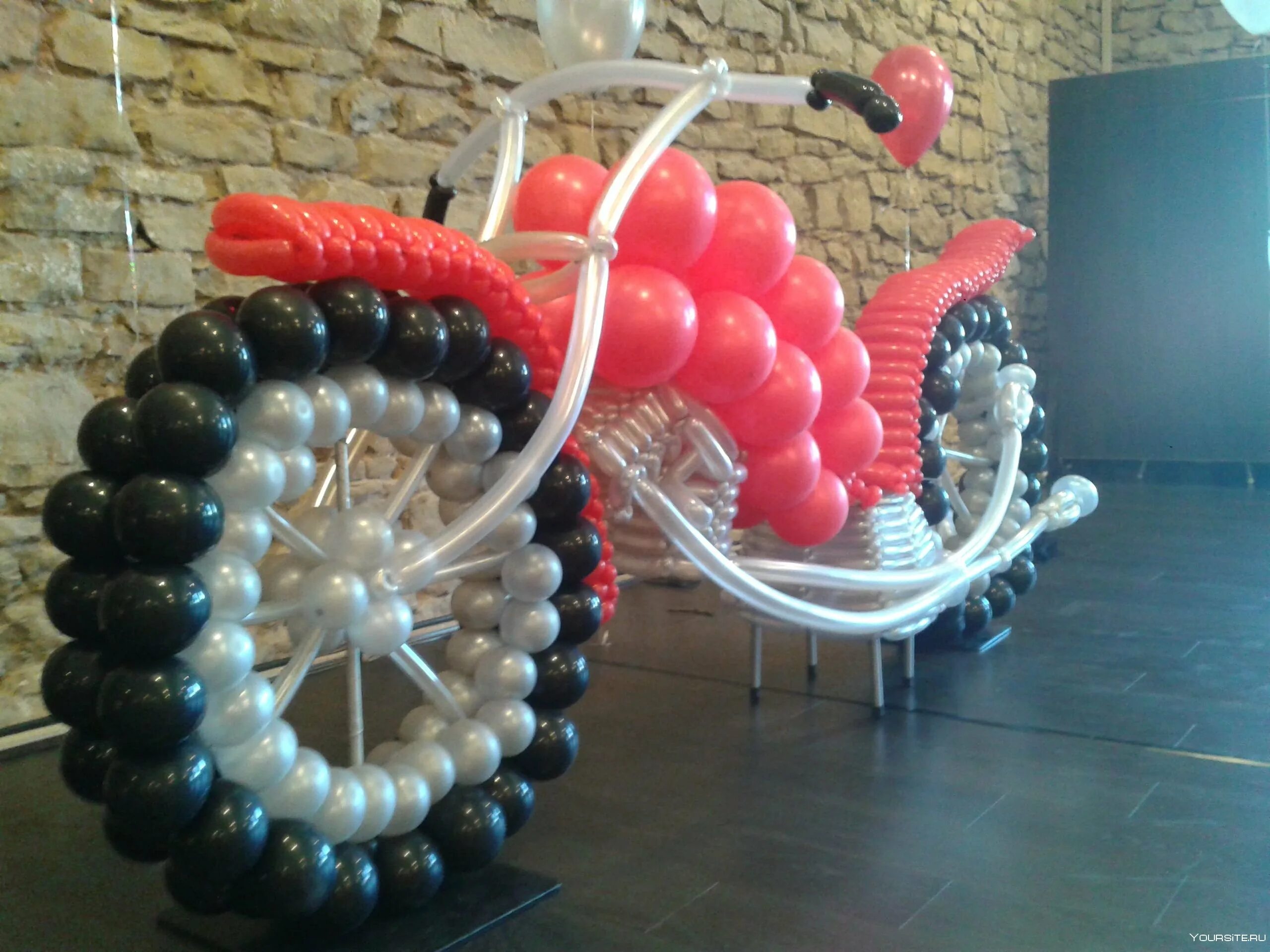 Машина из шаров. Мотоцикл из шаров. Мотоцикл из воздушных шаров. Колесо из воздушных шаров. Машинка из воздушных шаров.
