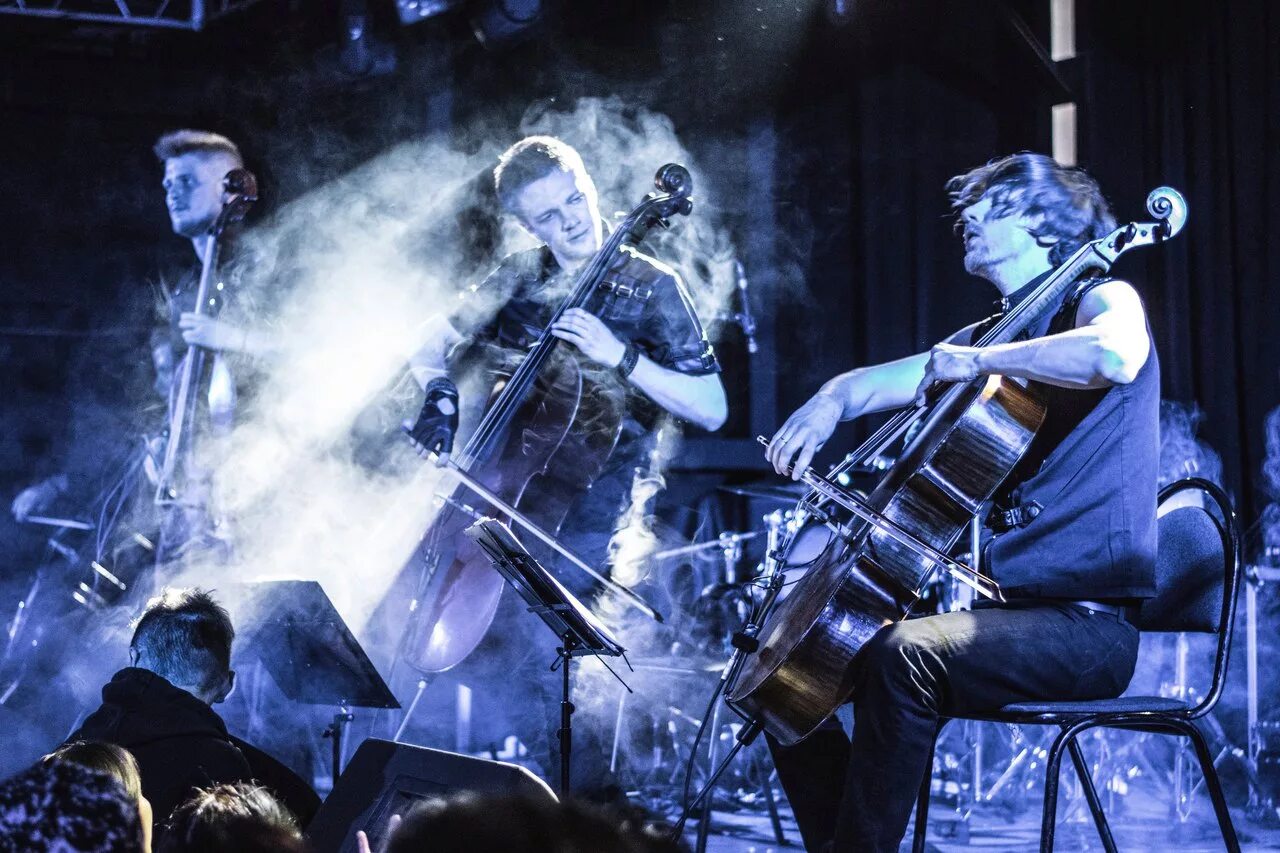 Рокселлос группа. Группа виолончелистов rockcellos. Ансамбль Atomic Cellos.. РОКЧЕЛОС группа. Мировые рок хиты слушать