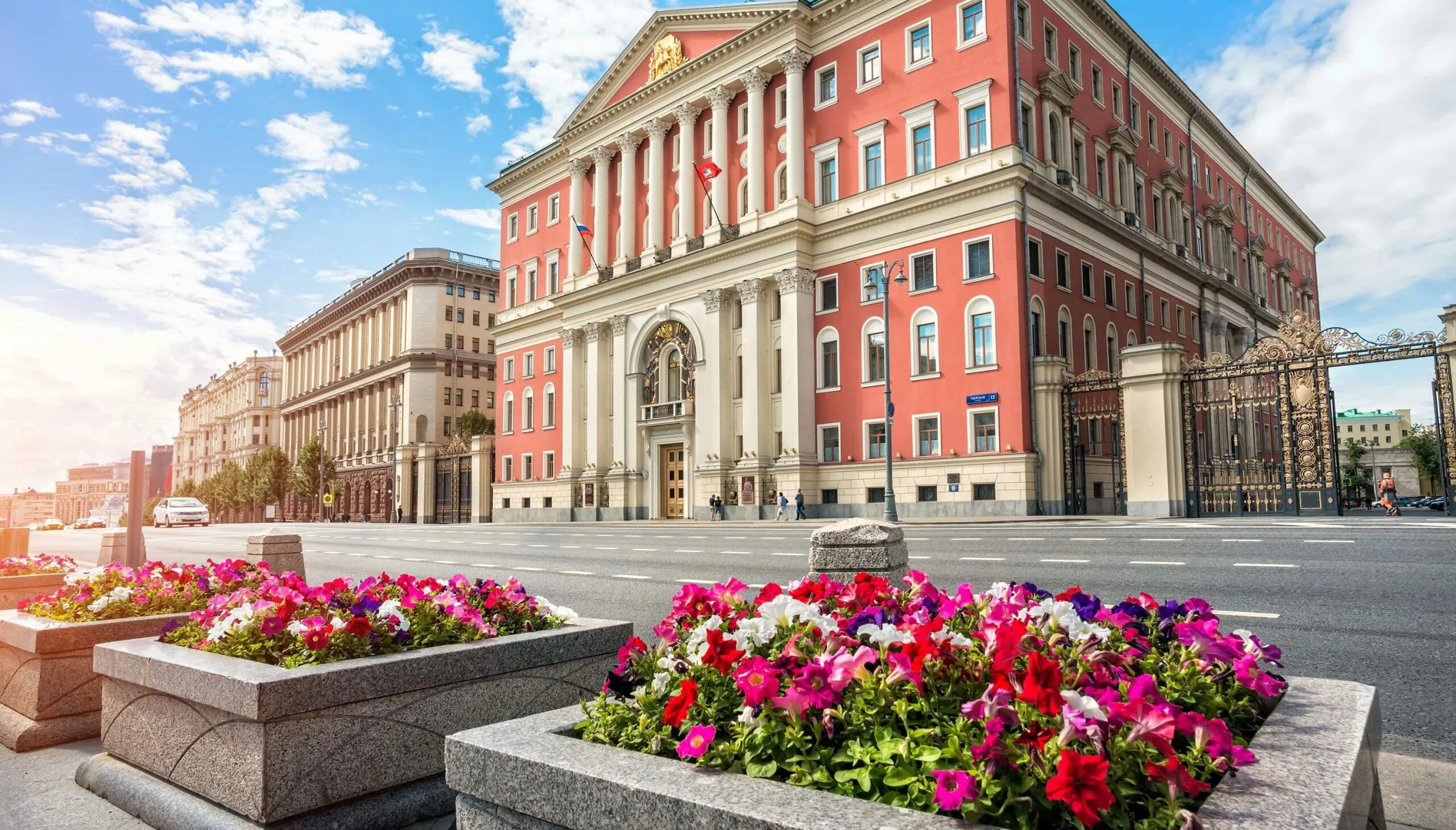 Здание мэрии москвы. Здание правительства москвы на тверской. Тверская улица мэрия. Мэрия на тверской. Мэрия на тверской.