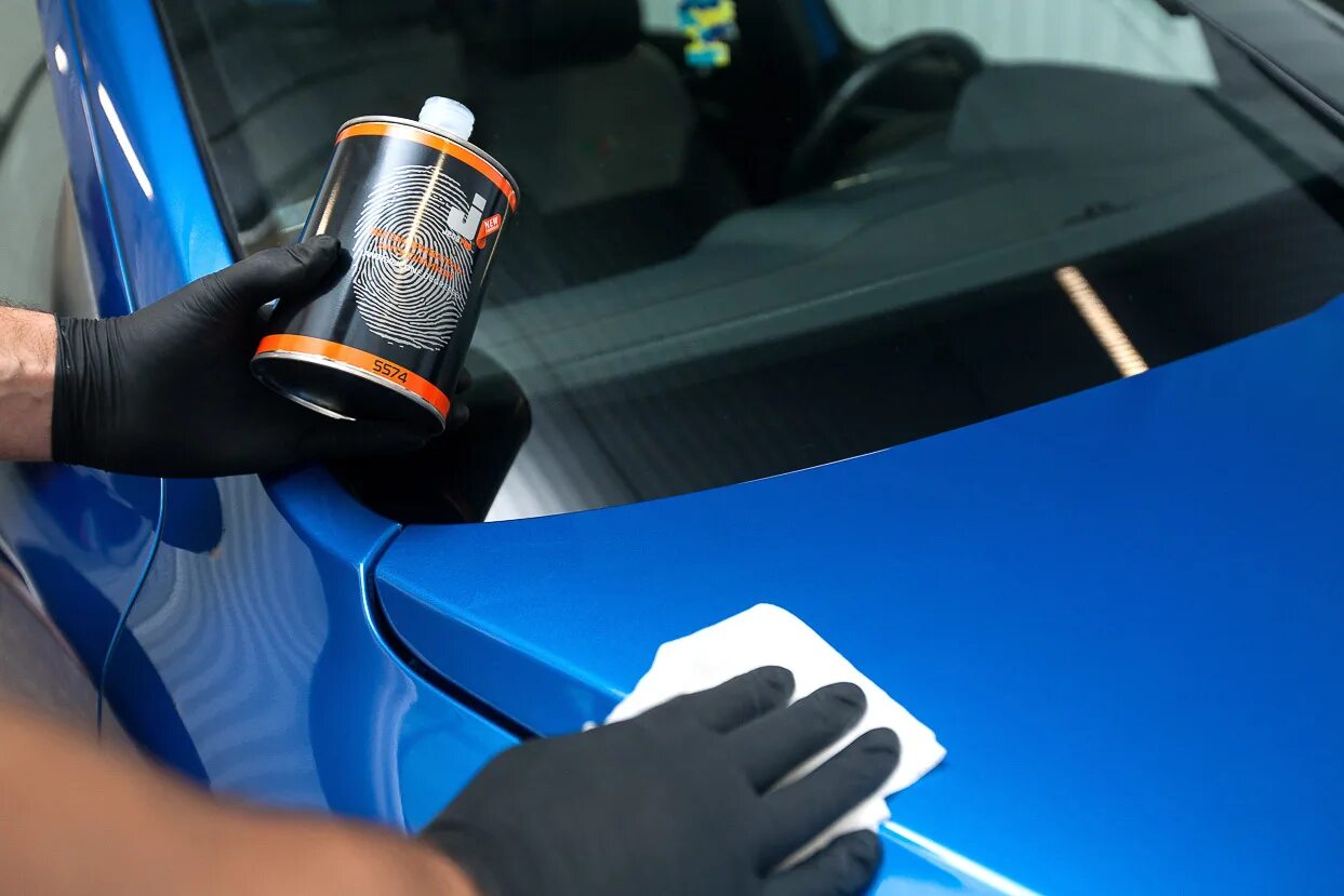 Лучшее лакокрасочное покрытие автомобиля. Защита лакокрасочного покрытия автомобиля. Покрытие лаком автомобиля. Кварцевое покрытие авто защита. Нанесение бронепленки.