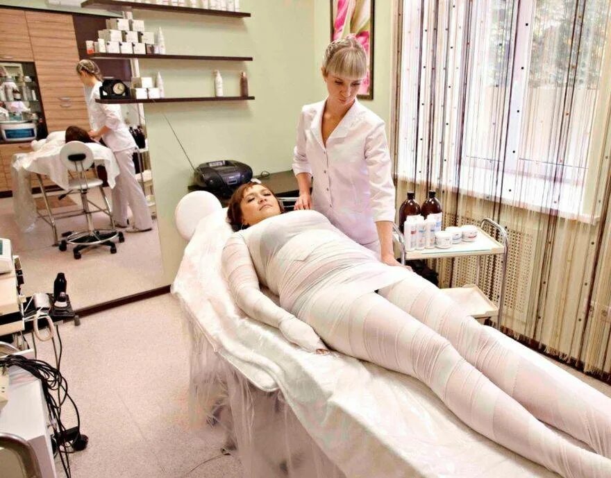 Подводная вытяжка позвоночника санаторий. Мытьё головы в парикмахерской. Бальнеотерапия методика проведения. Водорослевое обертывание. Спа процедуры для волос.