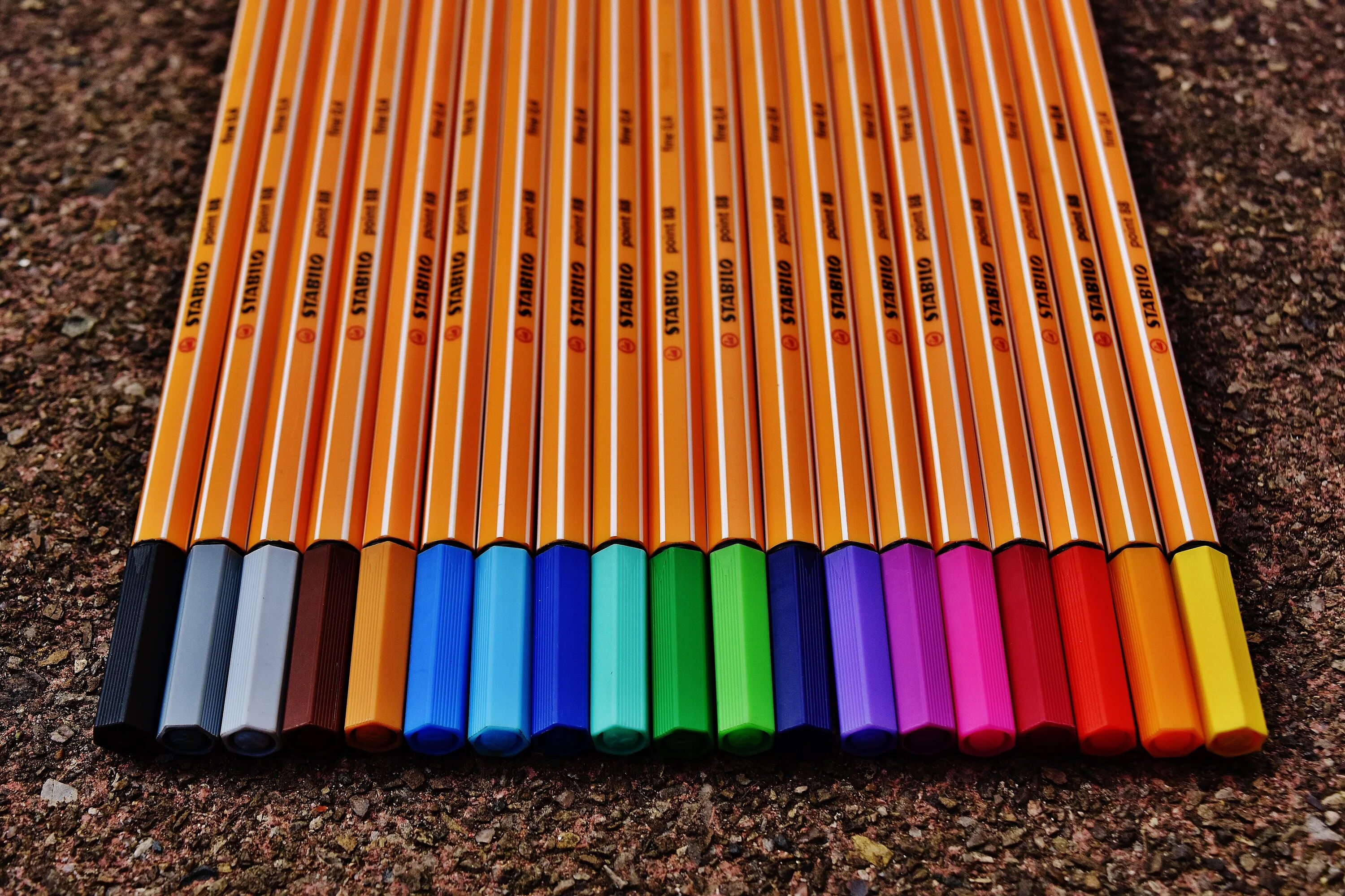 Покажи какие карандаши. Карандаши цветные. Много карандашей. Карандаши всех цветов. Карандаш многоцветный.